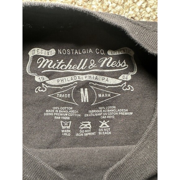 Mitchell & Ness Men Black Charlotte Hornets Larry Johnson NBA Basketball T Shirt - Picture 4 of 6